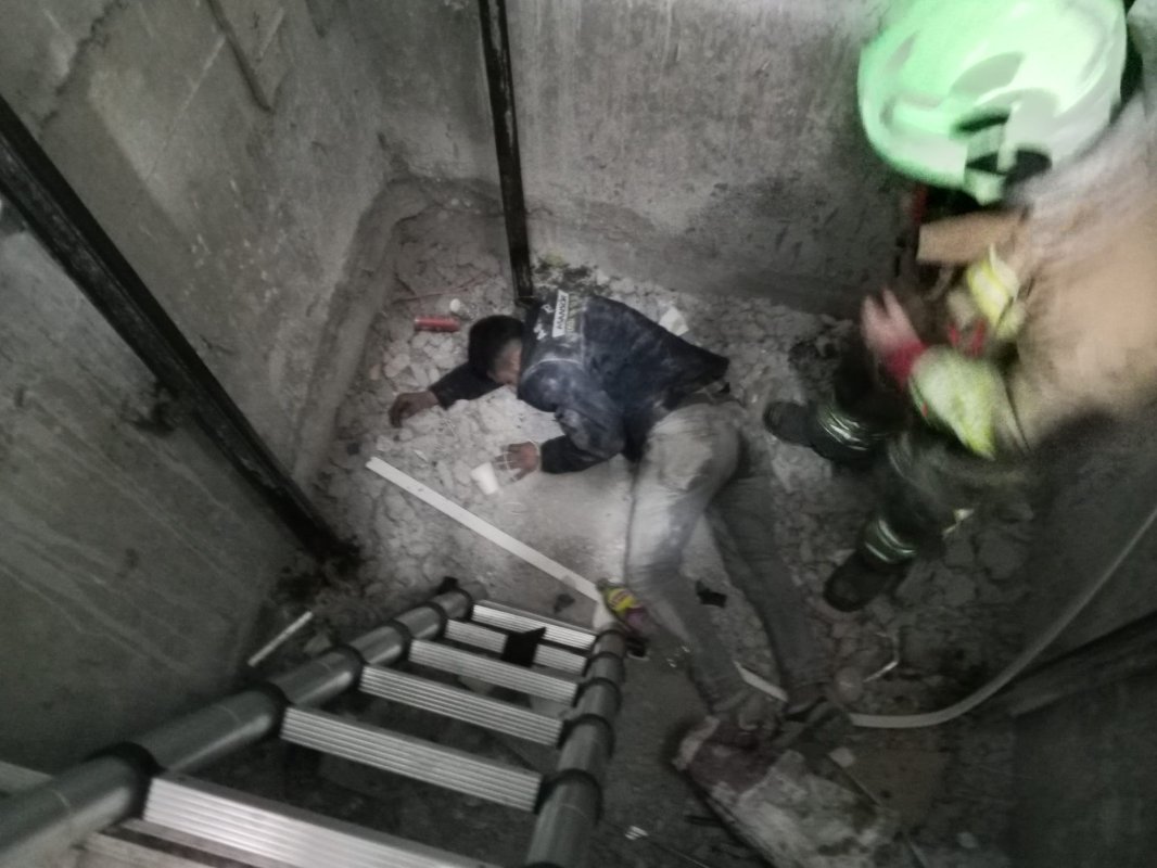 Asansör Boşluğuna Düşen İşçi Yaralandı