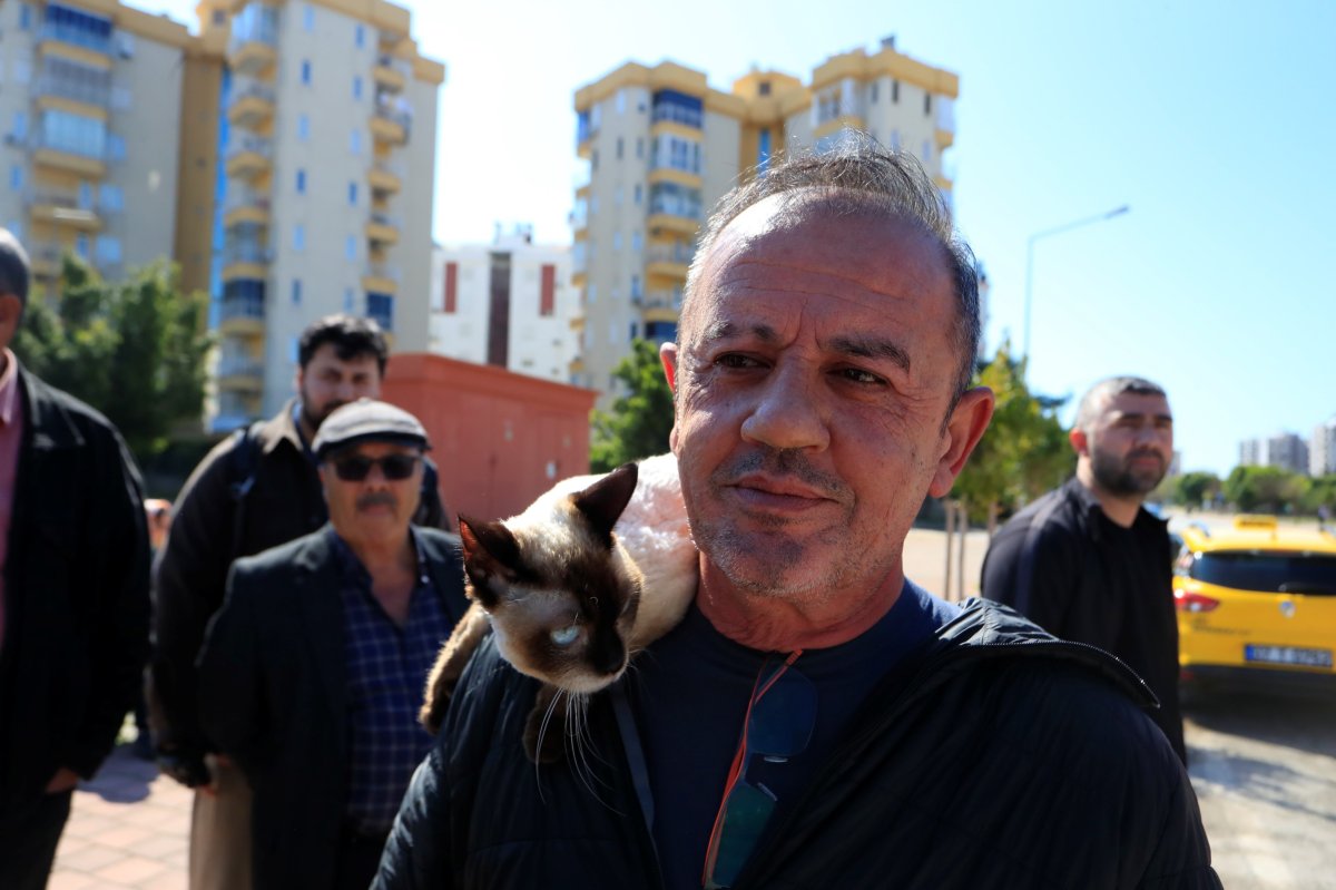 Alev Alan Araçtan Kedisiyle Kurtuldu