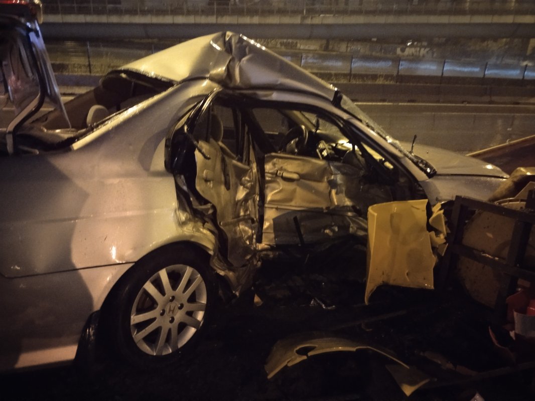 Ataşehir’de Bariyerlere Saplanan Otomobilde 1 Kişi Ağır Yaralandı