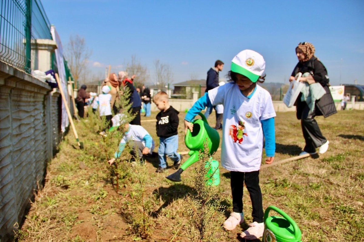 Düzce’de Fidanlar Gelecek İçin Toprakla Buluştu