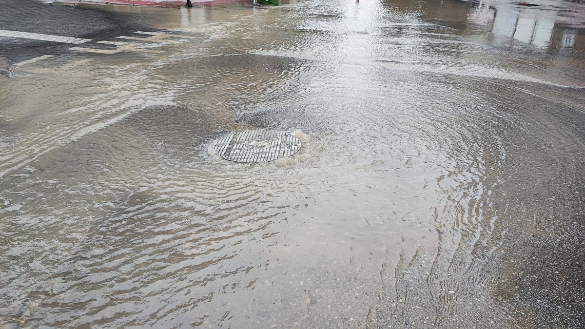 Adana’da Su Borusu Patladı: Cadde Göle Döndü