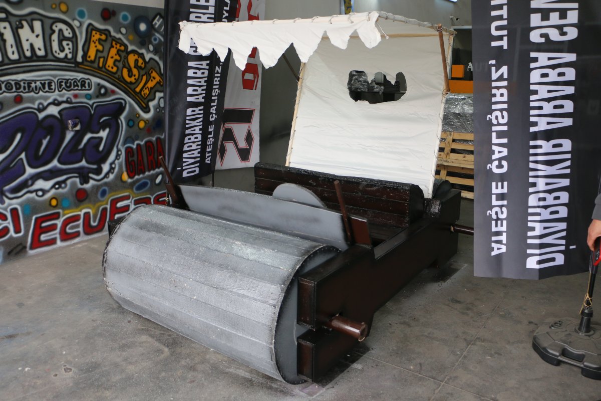 Diyarbakır’da “Taş Devri” Aracı İlgi Odağı Oldu