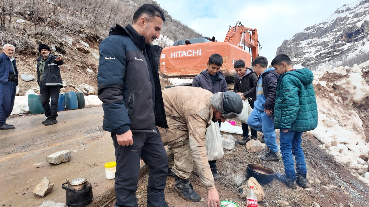 Şırnaklı Çocuklardan Örnek Davranış: İşçilere Her Gün Yemek Taşıyorlar