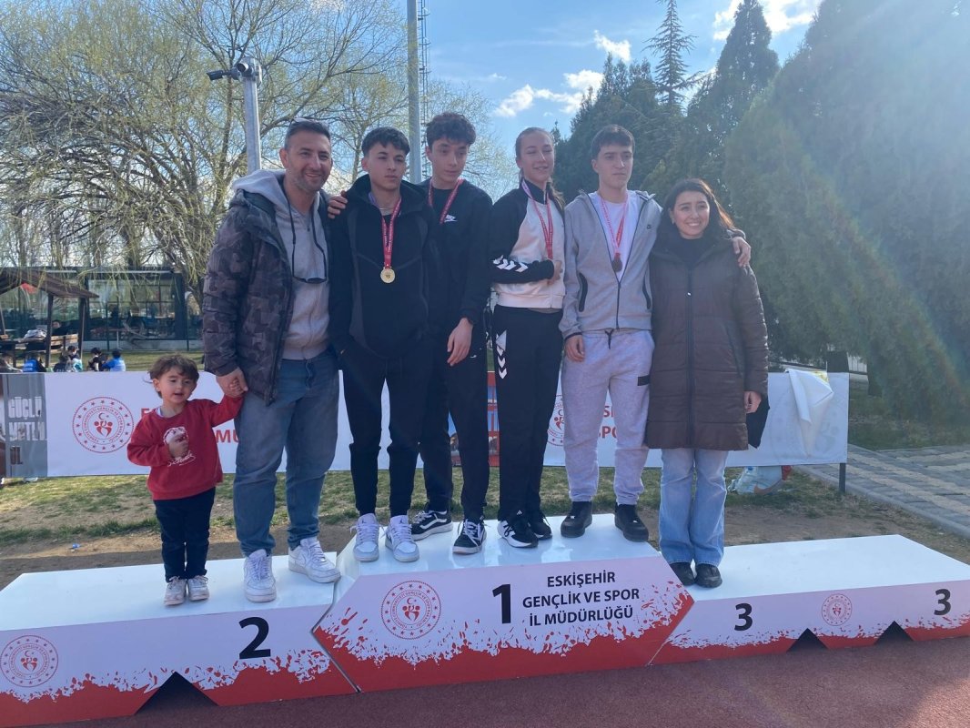 Genç Atletler Pistte Kıyasıya Yarıştı