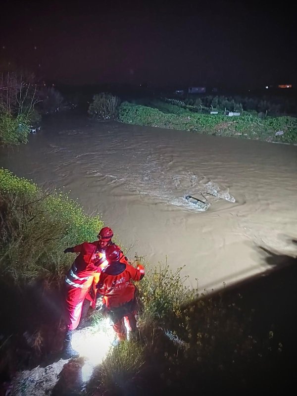 Menderes’te Araç Dereye Uçtu, İtfaiye Seferber Oldu