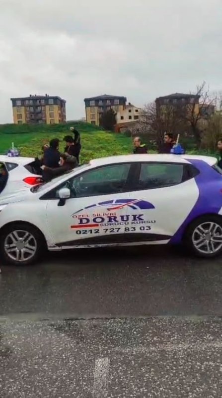Silivri’de Direksiyon Sınavı Sonrası Saldırı: Baba Oğul Eğitmene Yumruk Attı