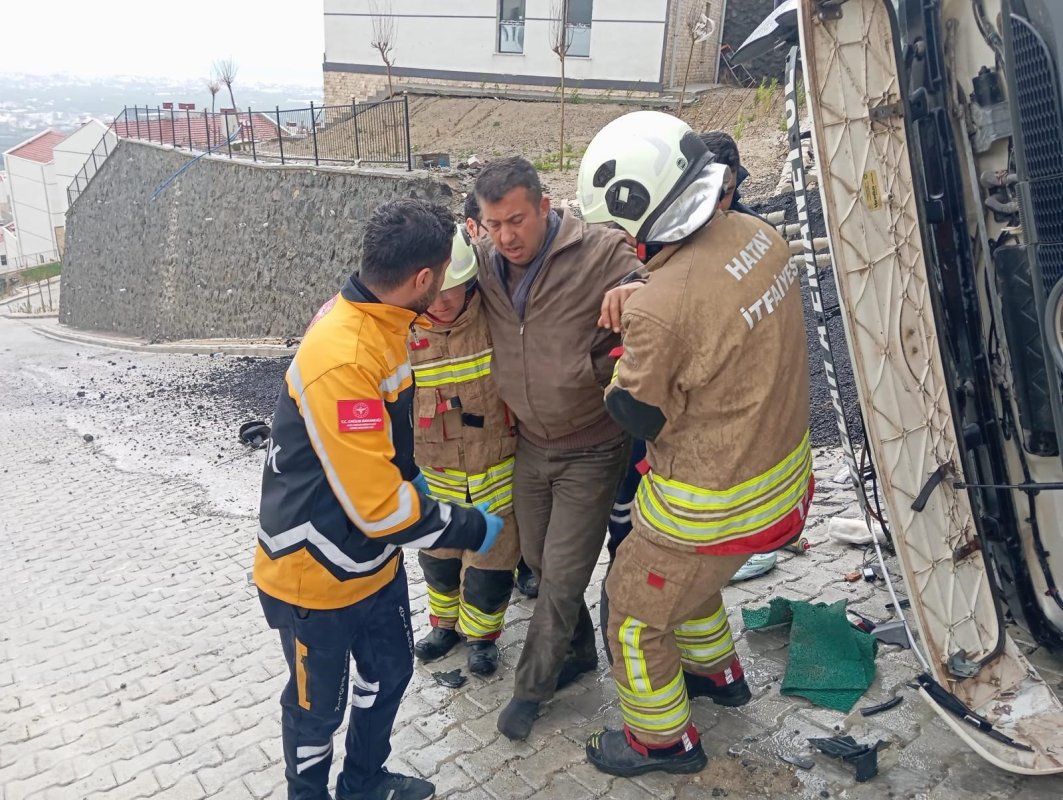 Samandağ’da Devrilen Tırın Sürücüsü Yaralandı