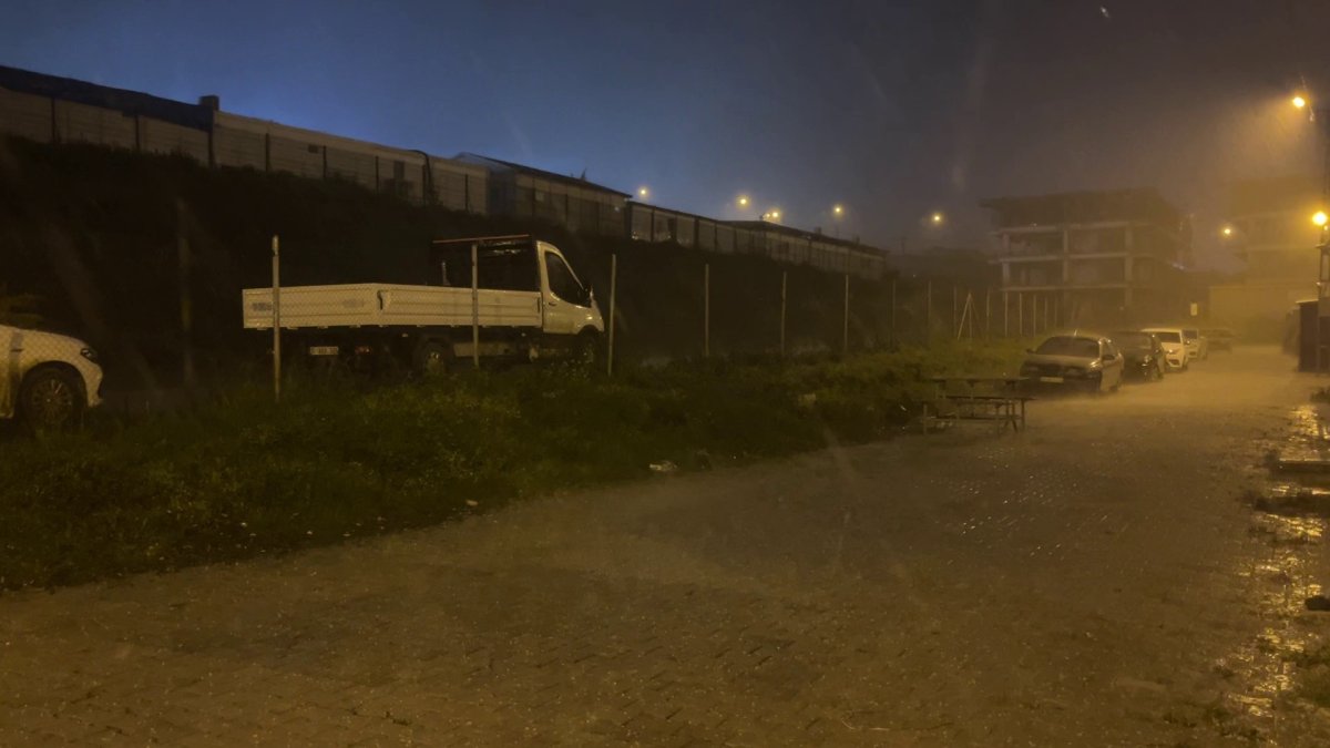 Hatay’da Dolu Ve Şimşekler Geceyi Aydınlattı: Yollar Göle Döndü