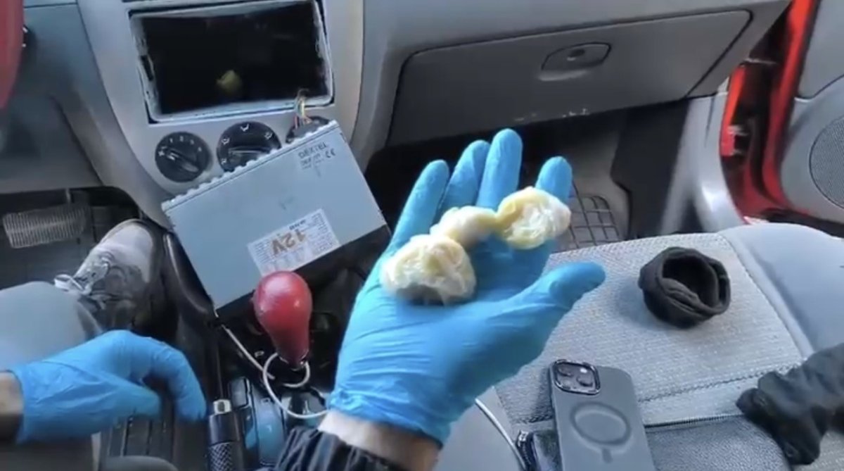 Oto Teybinin Arkasındaki Uyuşturucu Ortaya Çıkarıldı