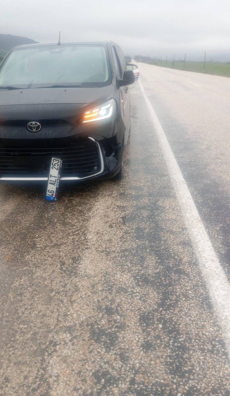 Köpeğe Çarpan Araç Kaza Yaptı: Maddi Hasar Oluştu