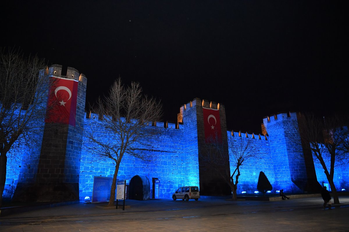 Kayseri’de Otizm Farkındalığı İçin Tarihi Yapılar Mavi Işıkla Aydınlatıldı