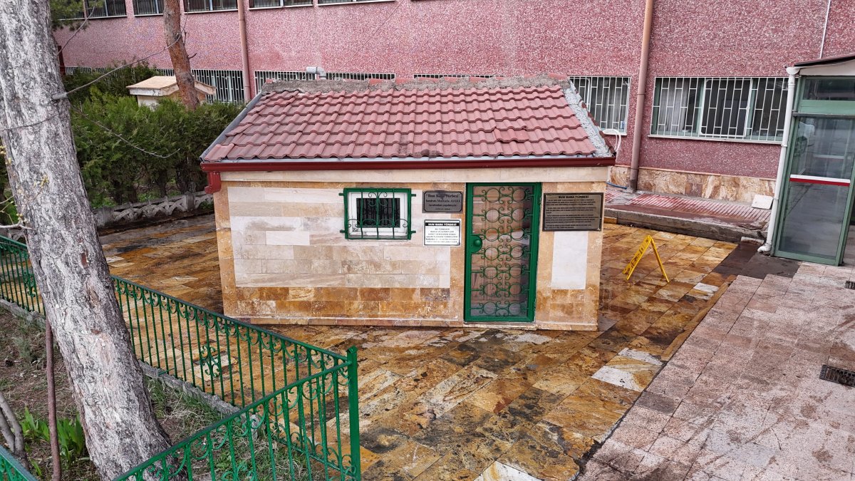 Hastane Bahçesindeki Türbe Dikkat Çekiyor