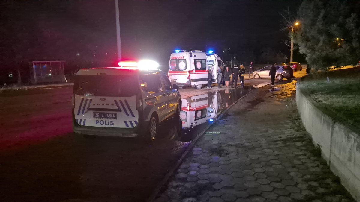 Eskişehir’de Otomobil Savrulup Duvara Çarptı