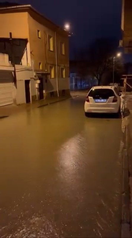 Eskişehir’de Sağanak Yağış Sokakları Göle Çevirdi