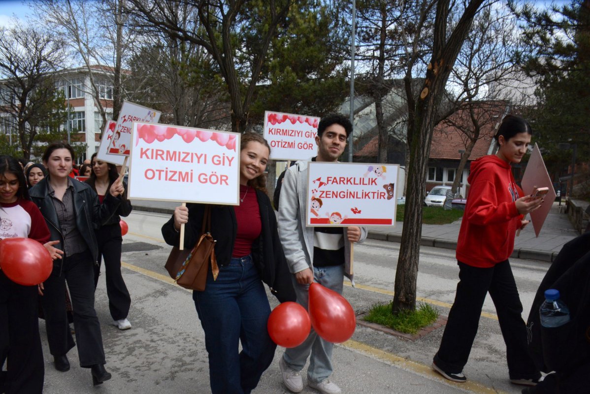 Kampüste Otizm İçin Kırmızı Yürüyüş