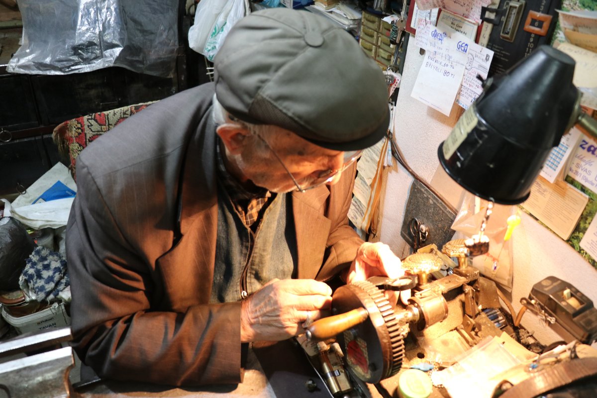 84 Yaşında Hâlâ Tezgâh Başında: Ömrünü Anahtara Adadı