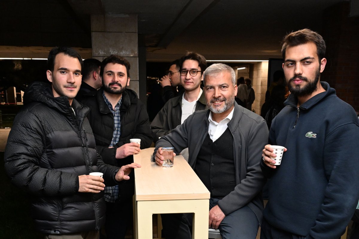 Kütüphanede Çalışan Öğrencilere Anadolu Kafe’de Sıcak Mola