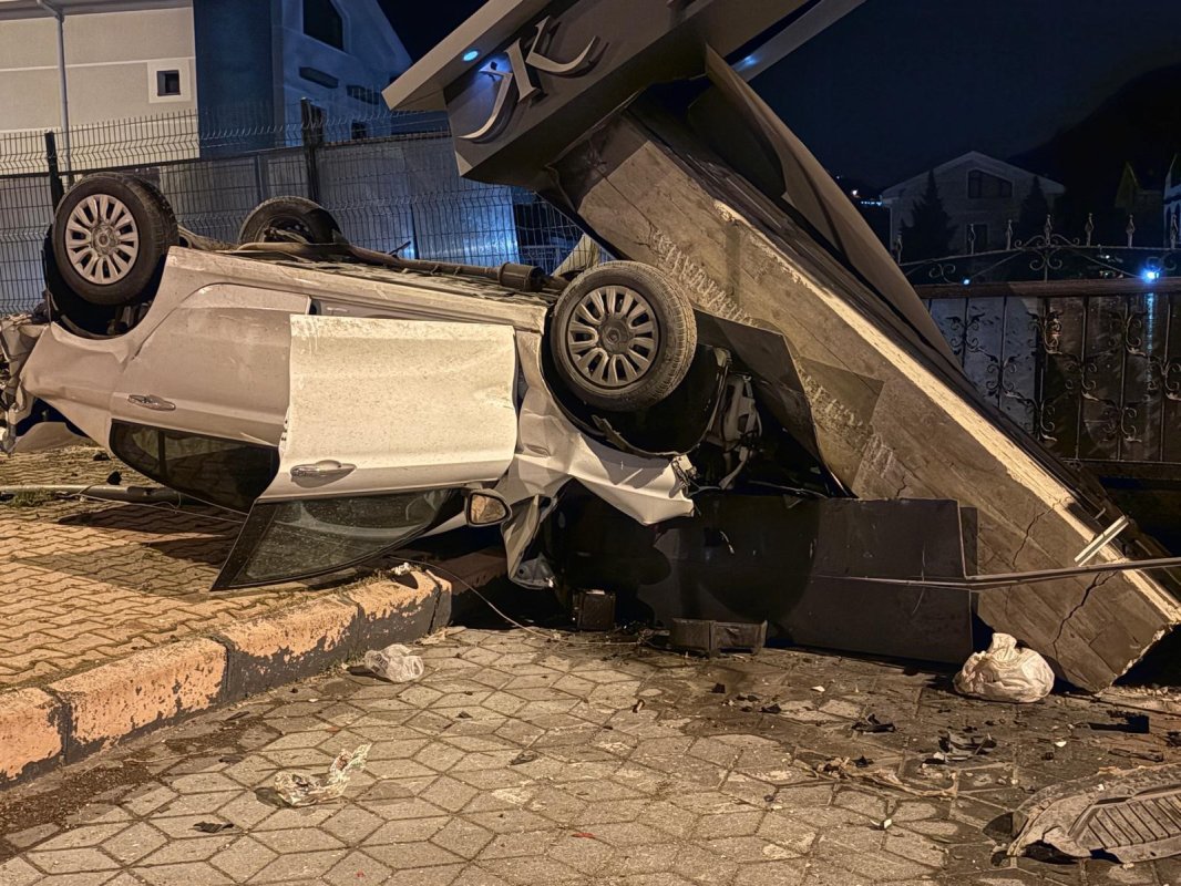 Takla Atan Otomobil Site Girişine Daldı: 1 Yaralı
