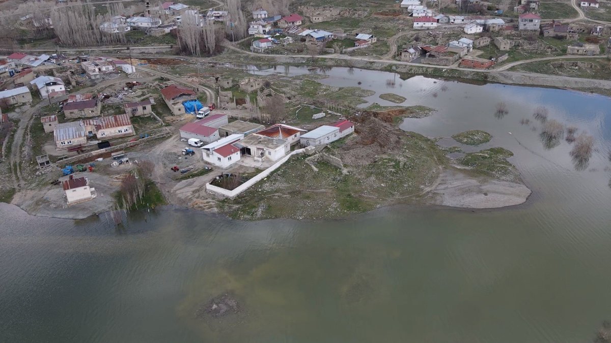 Baraj Taştı, Evler Gölün Ortasında Kaldı