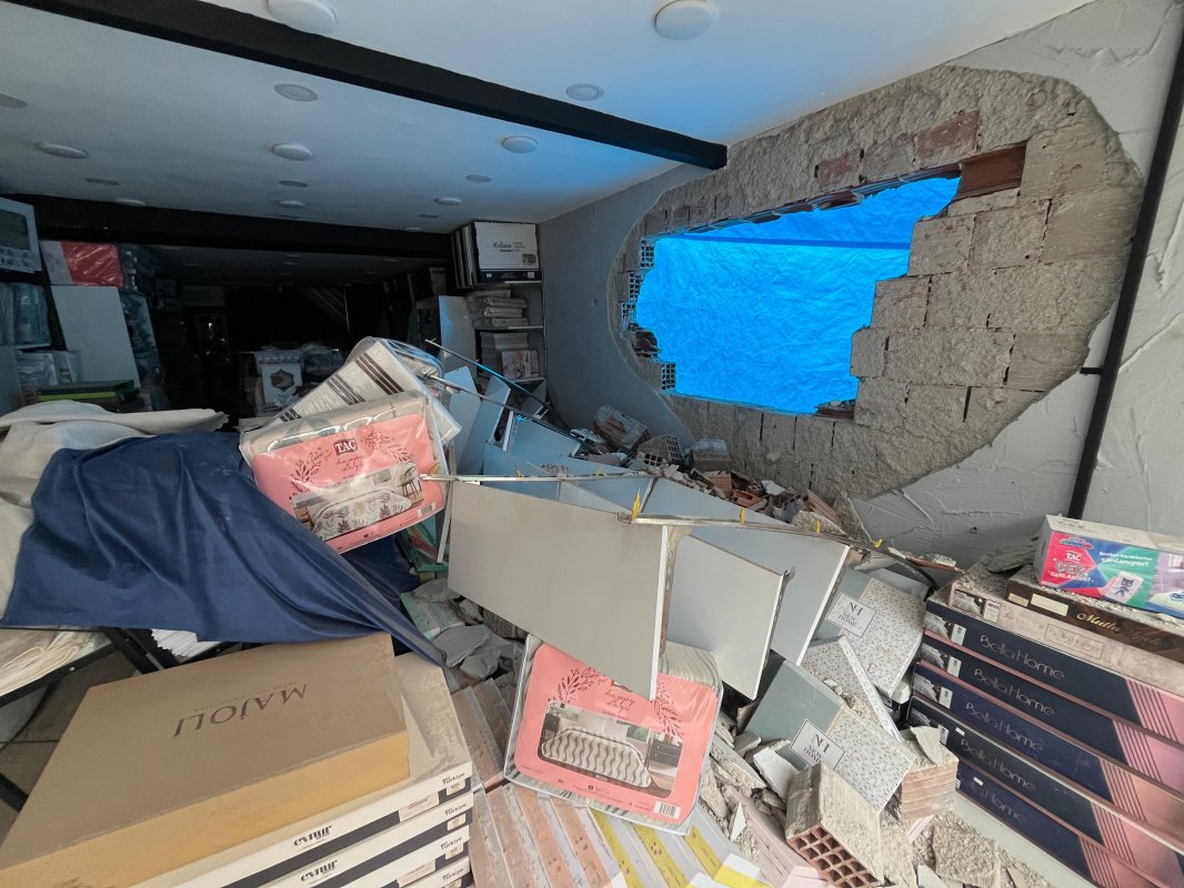 Eskişehir’de pes dedirten görüntü: Yıkımda duvar delindi, çözüm ‘branda’ oldu