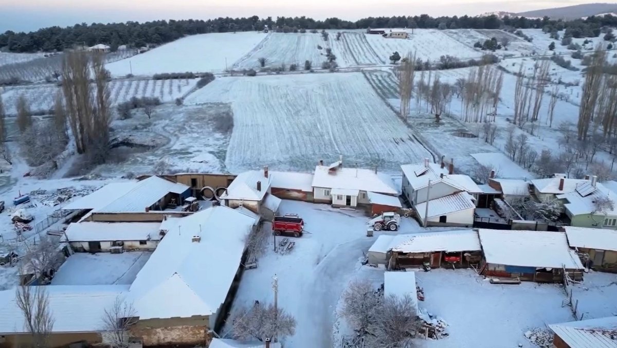 Nisan Ortasında Kar Sürprizi: Mahalle Beyaza Büründü