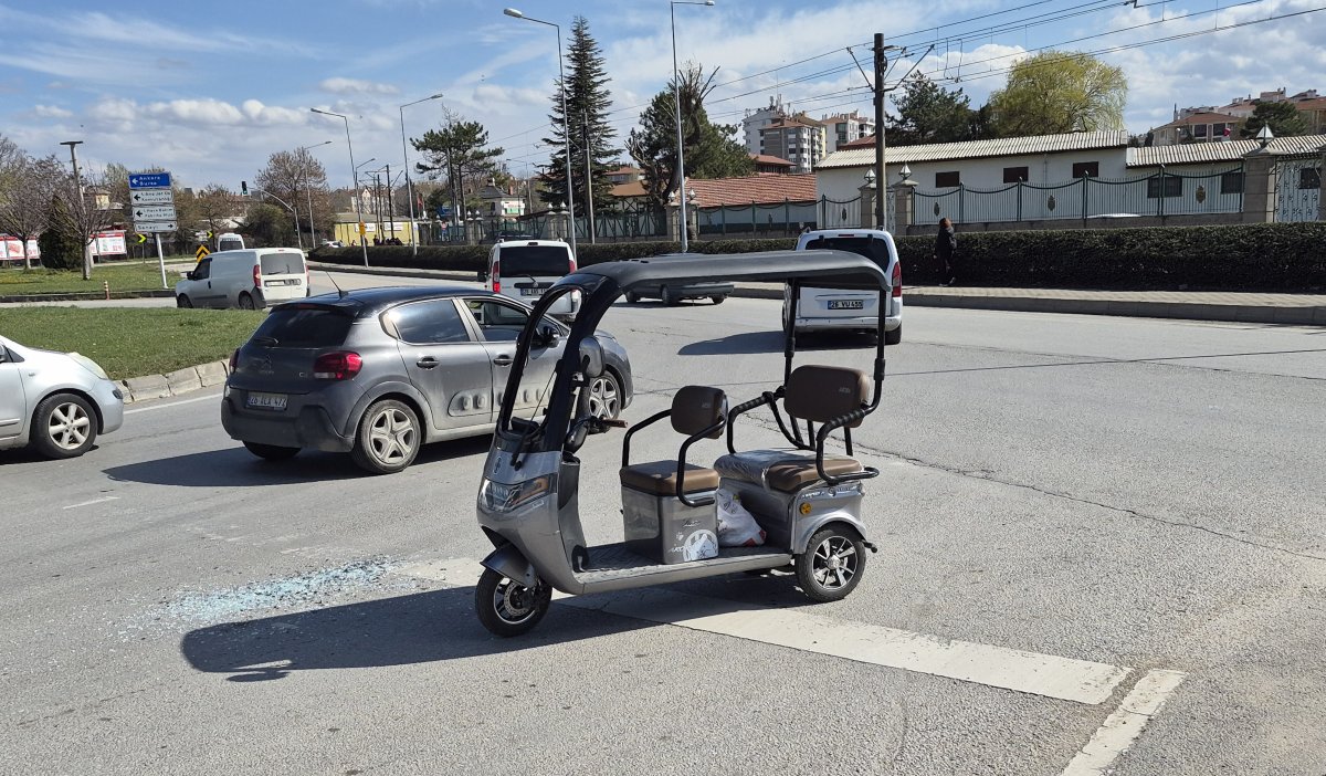 Eskişehir’de Ters Yön Kazası: Elektrikli Araç Otomobille Çarpıştı