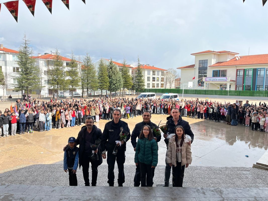 Miniklerden Polis Haftası’na Duygu Dolu Sürpriz! Polisleri Alkışlarla Karşıladılar