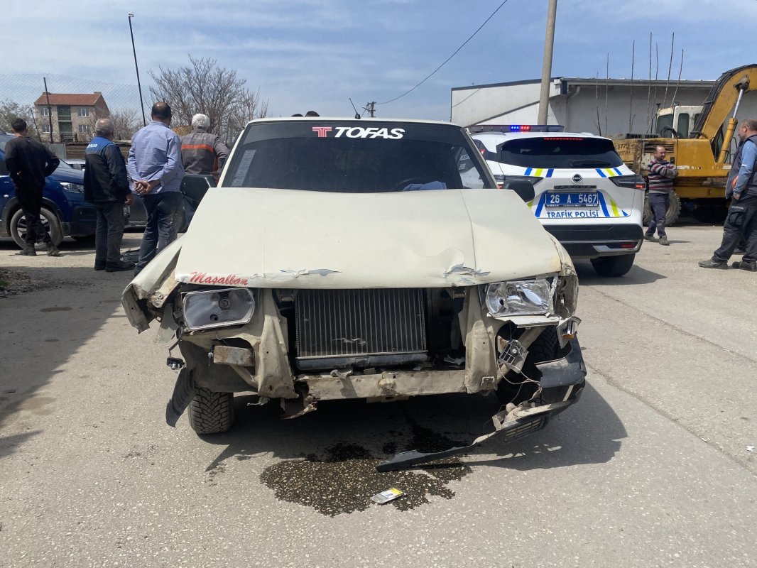 Eskişehir’de Zincirleme Kaza: 2 Araç Çarpıştı, 4 Araç Hasar Gördü