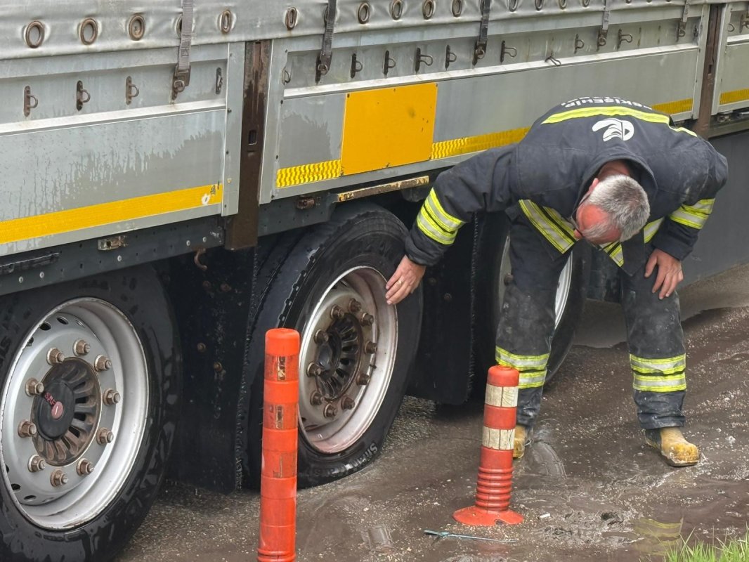 Eskişehir’de Facianın Eşiğinden Dönüldü: Lastiği Patlayan Tır Son Anda Kurtarıldı