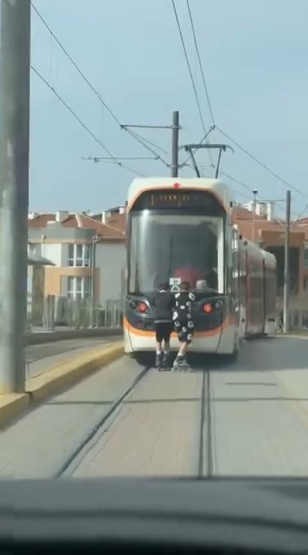 Tramvayın Arkasına Tutunan Patenli Çocuklar Yürekleri Ağıza Getirdi!