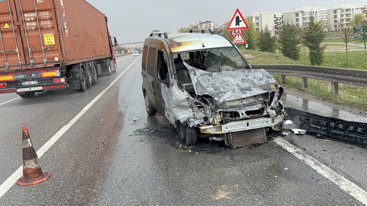 Fenalaşan Sürücünün Aracı Yandı, Yaralı Hastaneye Kaldırıldı