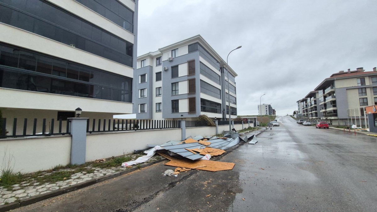 Eskişehir’de Fırtına: Çatı Parçaları Sokağa Yağdı, Facia Kıl Payı Atlatıldı