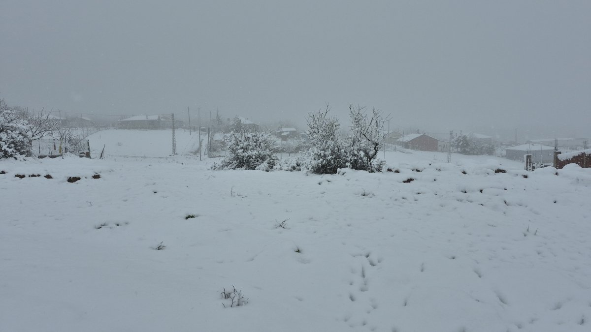 Eskişehir’in yüksek kesimdeki mahallesi kışa geri döndü