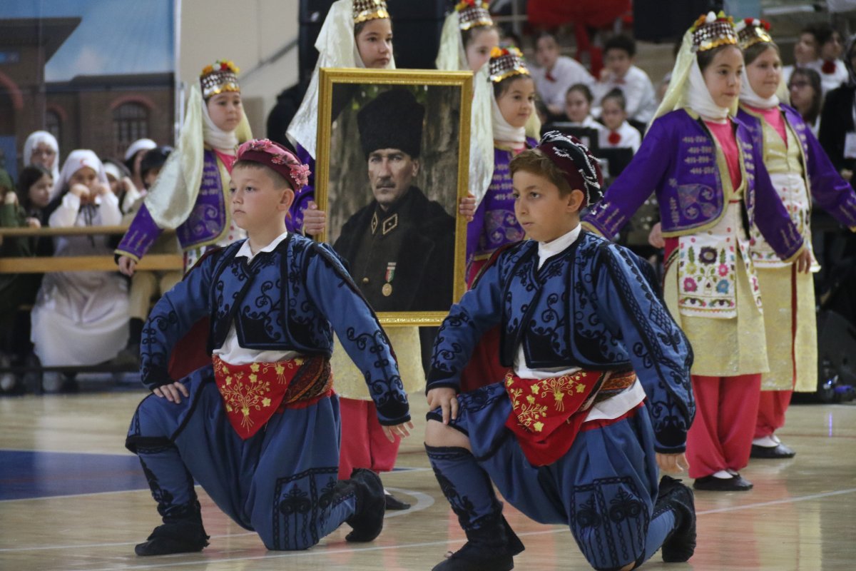 Eskişehir’de 23 Nisan Coşkusu: Çocukların Gösterileri Ayakta Alkışlandı