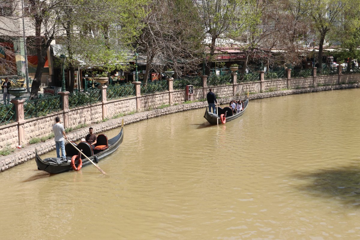 Turistlerin Porsuk Çayı Şaşkınlığı: “Fotoğraflardaki Manzaradan Eser Yok”