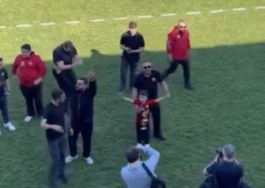 5 Yaşındaki Hüseyin Buğra’dan Duygulandıran Hareket! Parasını Bağışladı, Tesislerde Üçlü Çektirdi