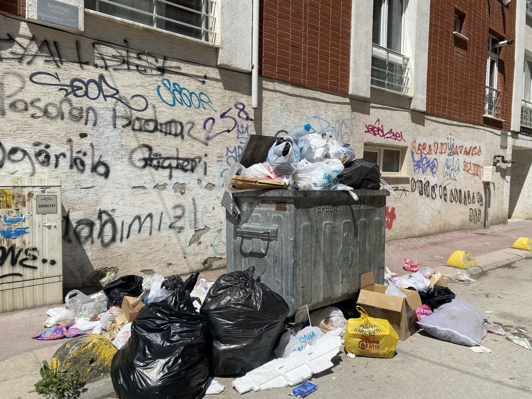 Güllük Mahallesi’nde Çöp Sorunu: Konteynırlar Yetersiz Kaldı