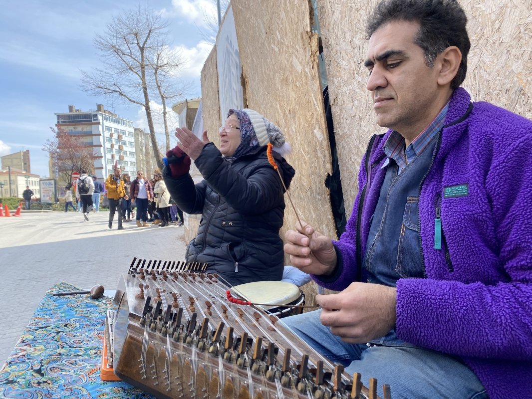 Unutkanlığa Karşı Mikrofonu Eline Aldı, Yıllar Sonra Hayaline Kavuştu