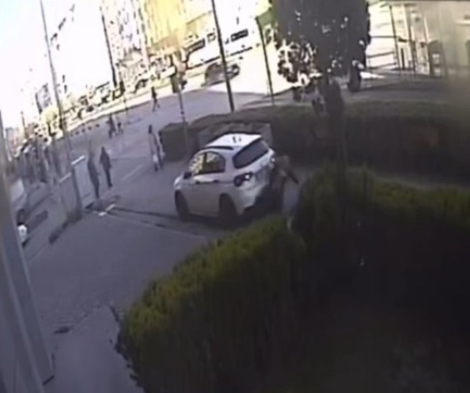 Kaldırımda Yürüyen Kadını Ezdi: O Anlar Kamerada