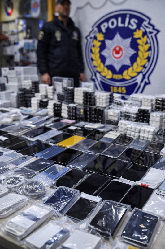 İstanbul'da Kaçak Cep Telefonu Operasyonu