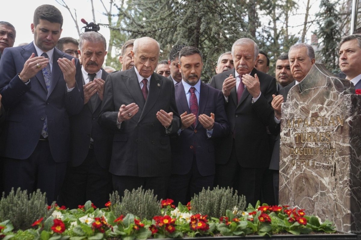 Devlet Bahçeli’den Türkeş’in Kabrine Ziyaret