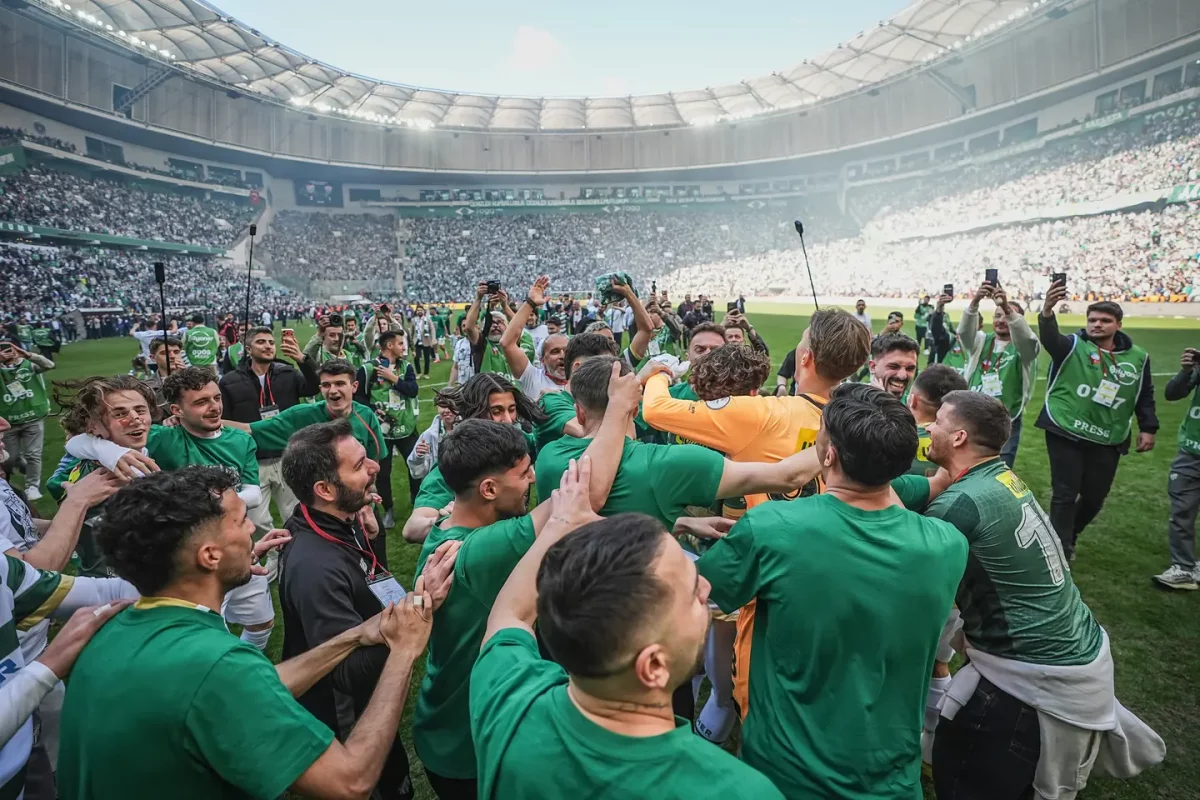 Bursa’da Yeşil-Beyaz Coşku! Taraftar Sokaklara Akın Etti