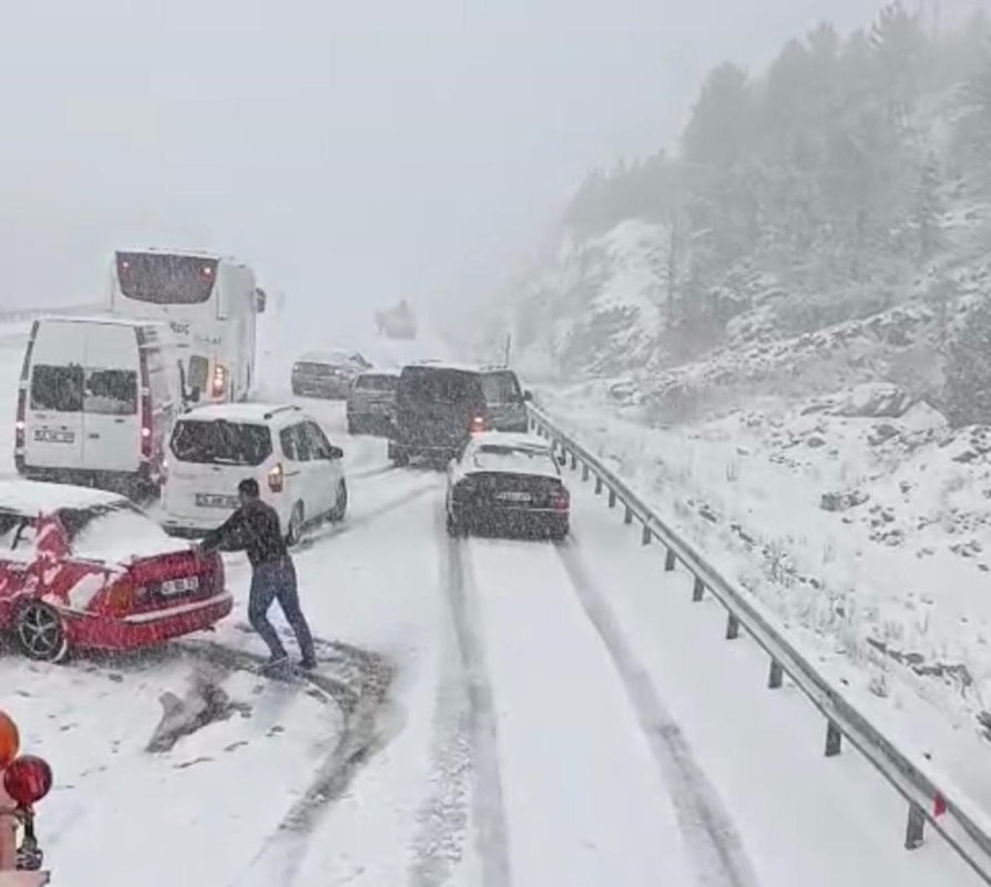Antalya’da Nisan Sürprizi: Alacabel’de Kar Yağışı Sürücüleri Yolda Bıraktı