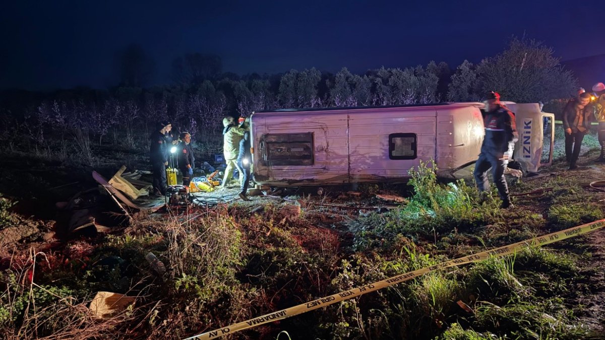 İznik’te Minibüs Devrildi 1 Ölü 12 Yaralı