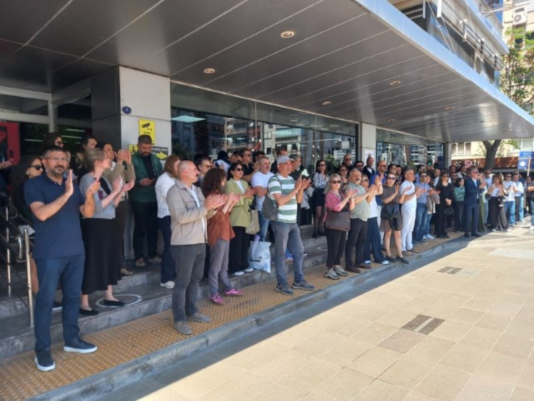 İzmir’de maaş krizi büyüyor: 3 ilçede memurlar iş bıraktı, eylem yayılıyor