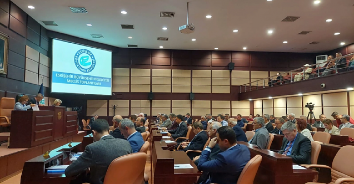 Eskişehir Büyükşehir Meclisi’nde Faaliyet Raporu Krizi: AK Parti’den Bütçe, Borç ve Yatırım Üzerinden Sert Çıkış