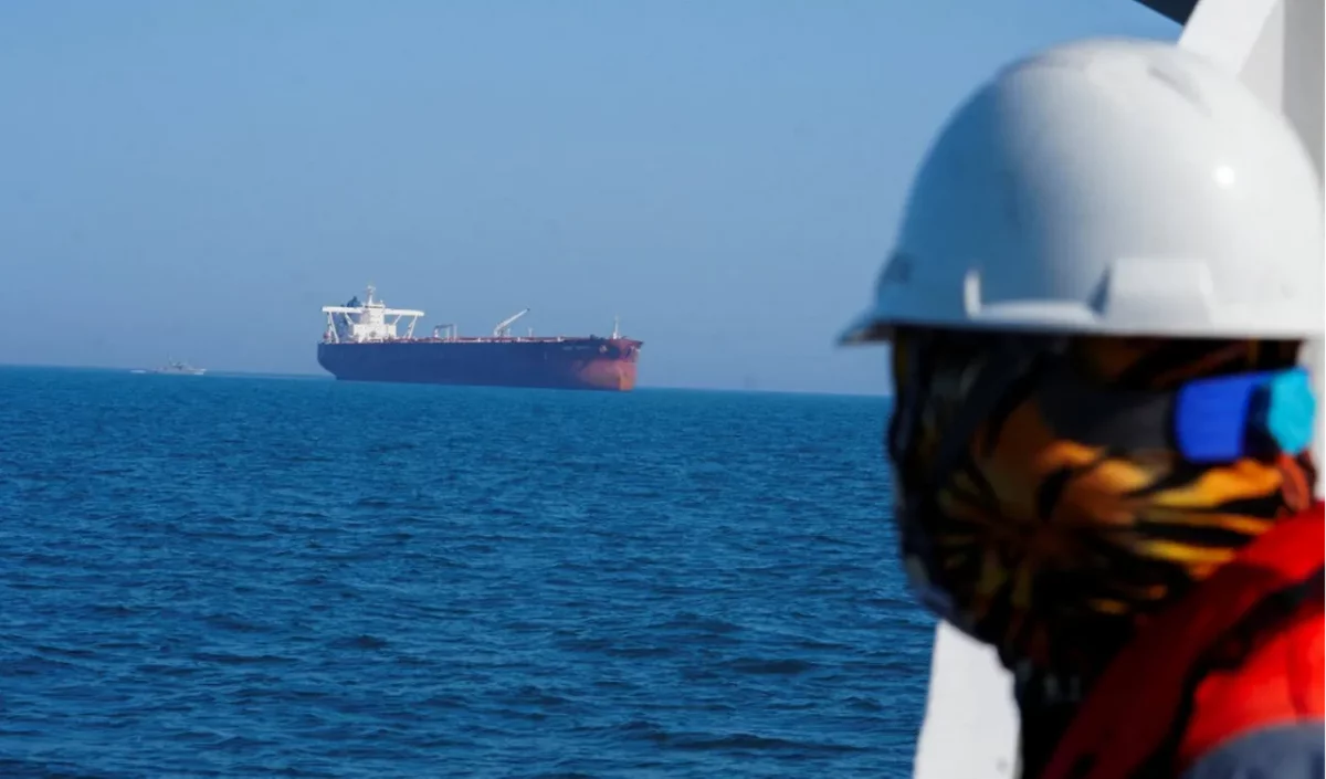 Hürmüz Boğazı’nda Gerilim Tırmanıyor: İki Gemiye Ateş Açıldı