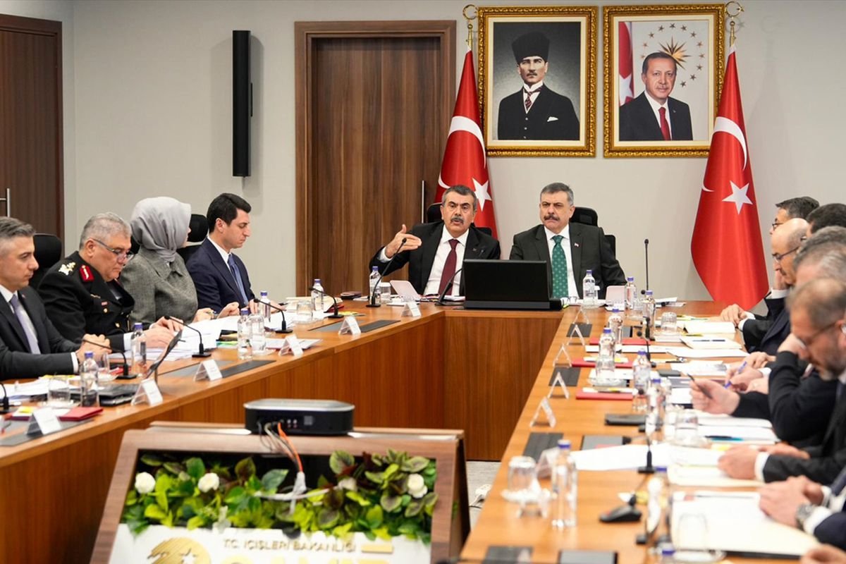 İçişleri'nde kritik toplantı: Okulların çevresinde güvenlik artırılacak, erken uyarı mekanizmaları güçlendirilecek