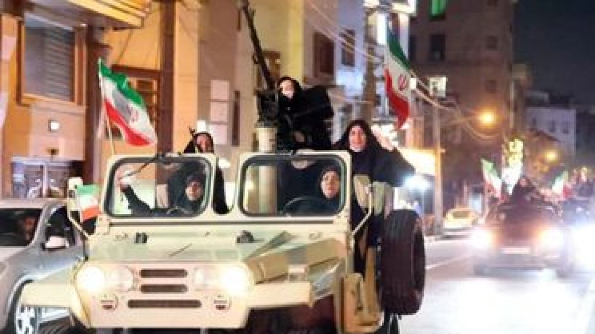 İranlı Kadınlar Silahlarla Sokağa Çıktı